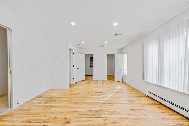 25 Farmington Lane, Melville, NY 11747