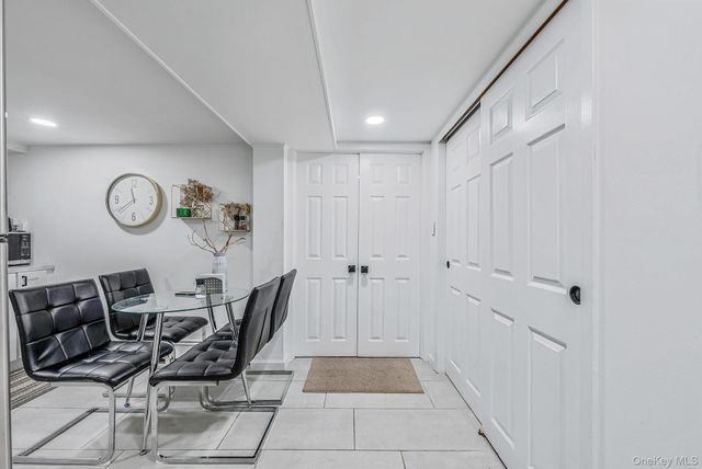 25 Farmington Lane, Melville, NY 11747