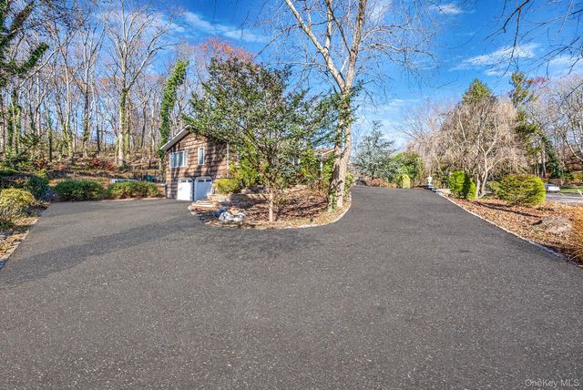 25 Farmington Lane, Melville, NY 11747