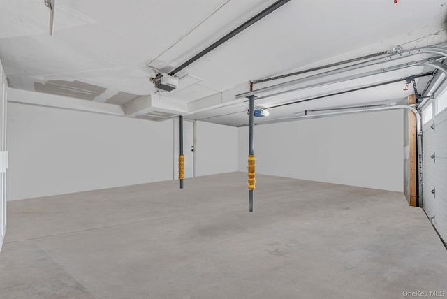 25 Farmington Lane, Melville, NY 11747