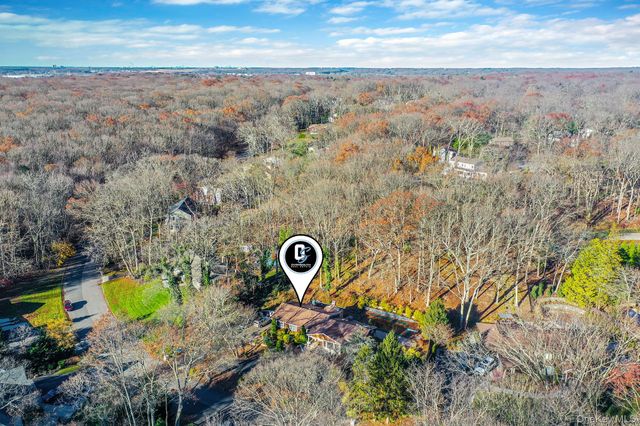 25 Farmington Lane, Melville, NY 11747