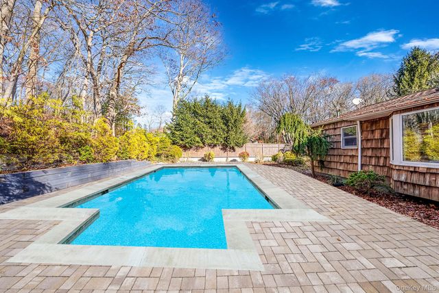 25 Farmington Lane, Melville, NY 11747