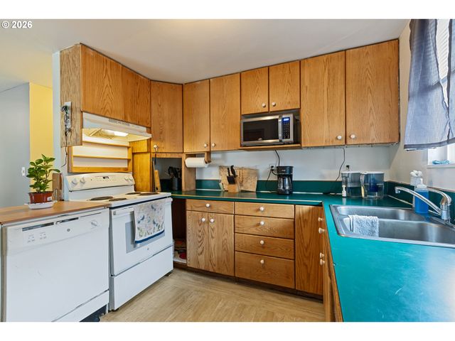 416 GLEN Ave, Sutherlin, OR 97479