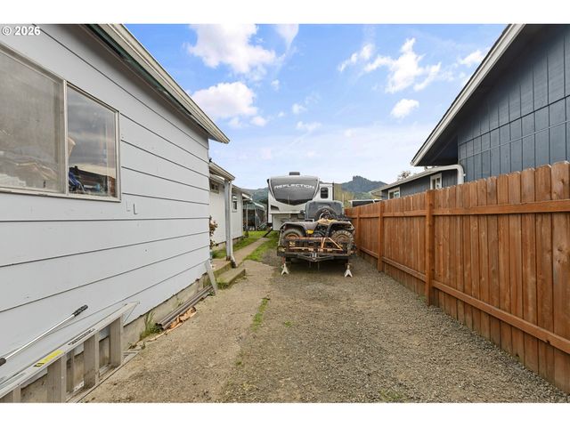 416 GLEN Ave, Sutherlin, OR 97479
