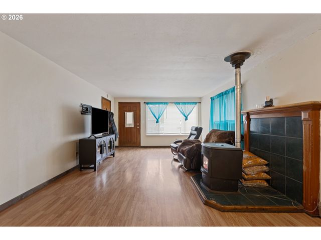 416 GLEN Ave, Sutherlin, OR 97479