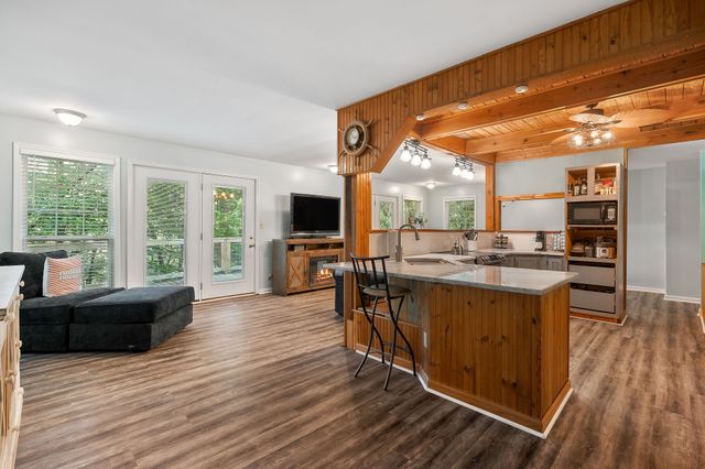 1385 Lakeside Dr, Smithville, TN 37166