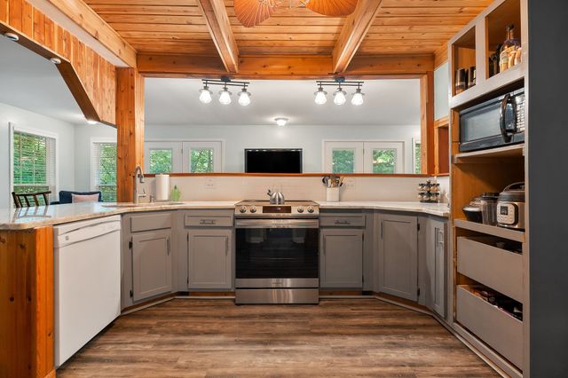 1385 Lakeside Dr, Smithville, TN 37166