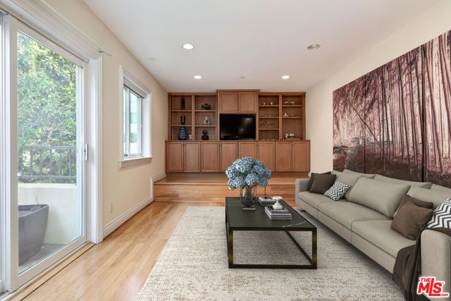 132 S Maple Drive 101, Beverly Hills, CA 90212