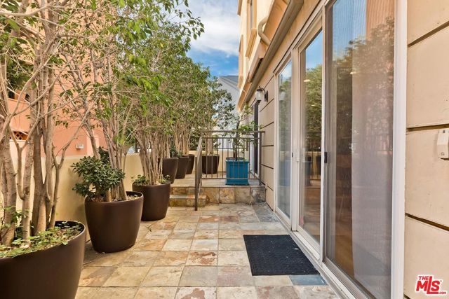 132 S Maple Drive 101, Beverly Hills, CA 90212