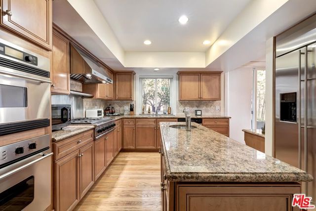 132 S Maple Drive 101, Beverly Hills, CA 90212