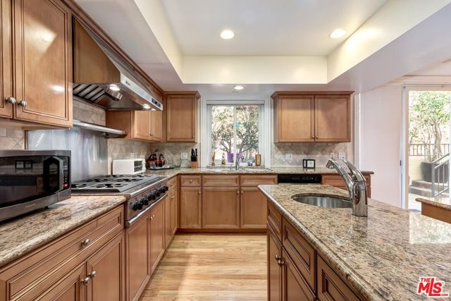 132 S Maple Drive 101, Beverly Hills, CA 90212