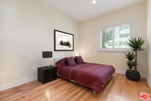 132 S Maple Drive 101, Beverly Hills, CA 90212