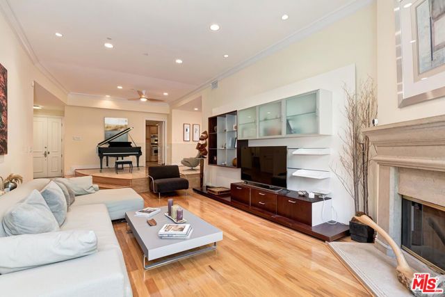 132 S Maple Drive 101, Beverly Hills, CA 90212