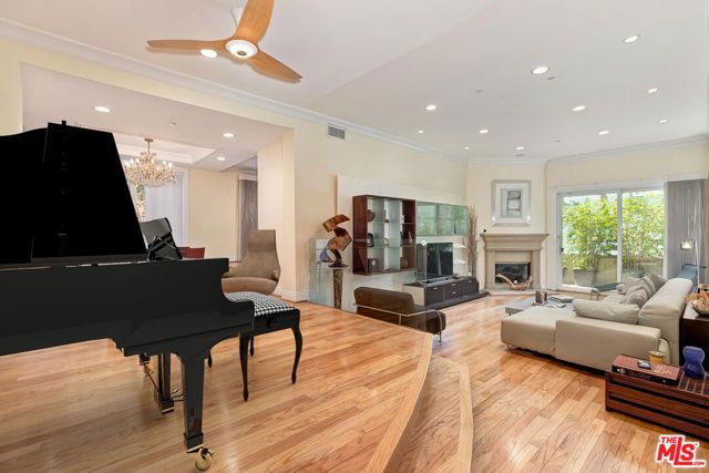 132 S Maple Drive 101, Beverly Hills, CA 90212