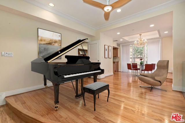 132 S Maple Drive 101, Beverly Hills, CA 90212