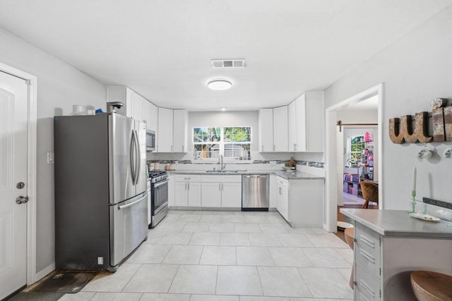 313 E Dumble Street, Alvin, TX 77511