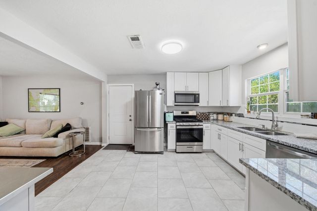 313 E Dumble Street, Alvin, TX 77511