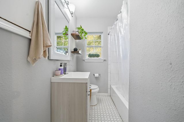 313 E Dumble Street, Alvin, TX 77511