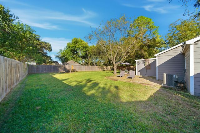 313 E Dumble Street, Alvin, TX 77511