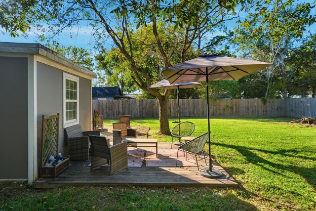 313 E Dumble Street, Alvin, TX 77511