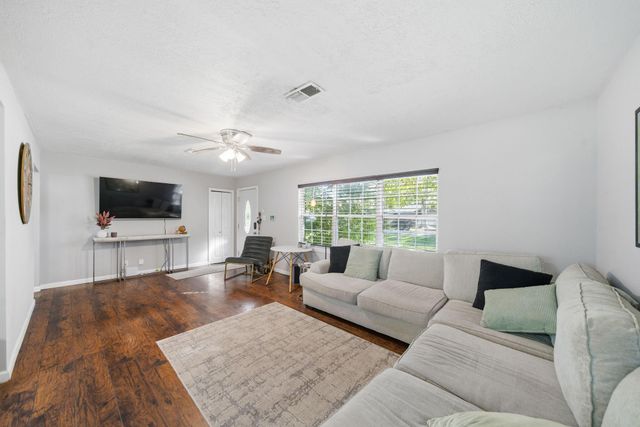 313 E Dumble Street, Alvin, TX 77511