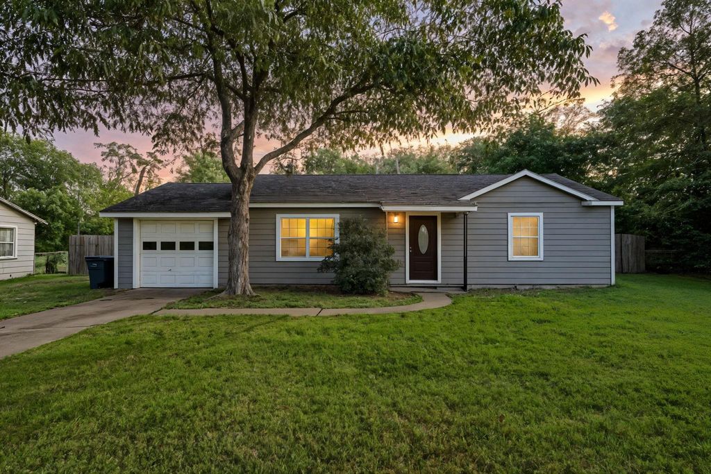 313 E Dumble Street, Alvin, TX 77511