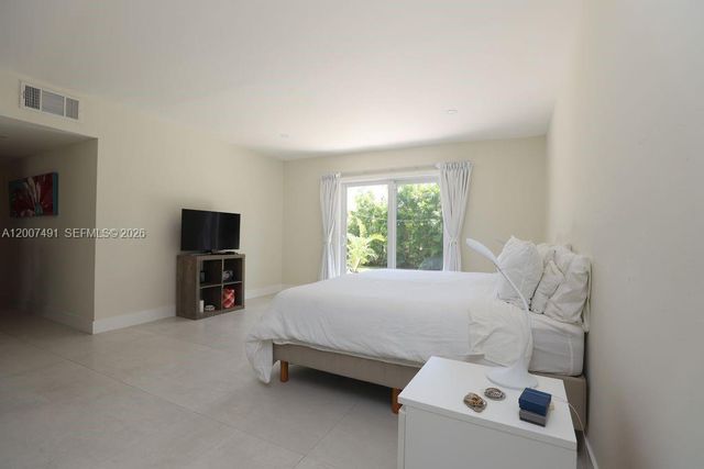 5620 Alton Rd, Miami Beach, FL 33140