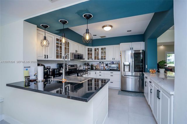 5620 Alton Rd, Miami Beach, FL 33140