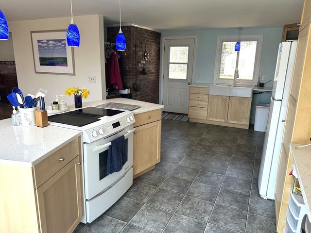 128 Eileen St, Yarmouth, MA 02675