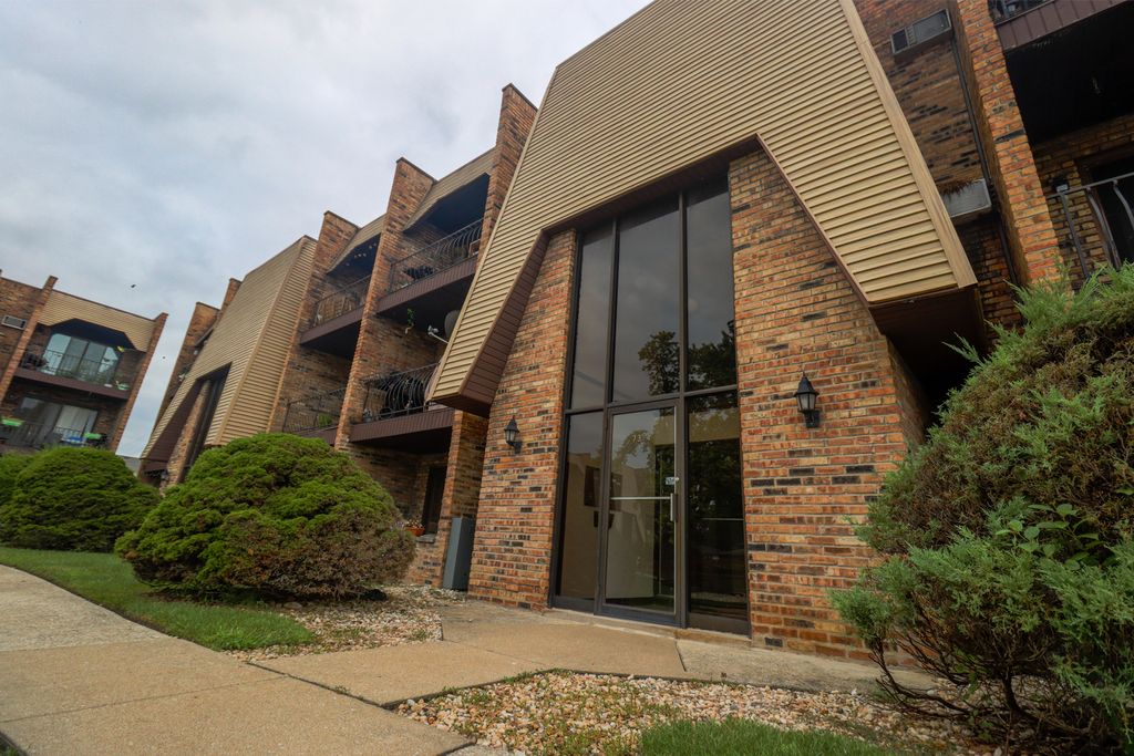 7314 Blackstone Avenue 30, Justice, IL 60458