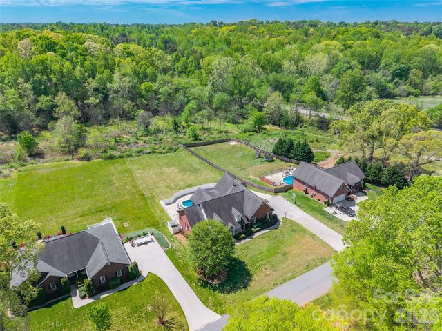 122 Upper Oak Drive, Statesville, NC 28625