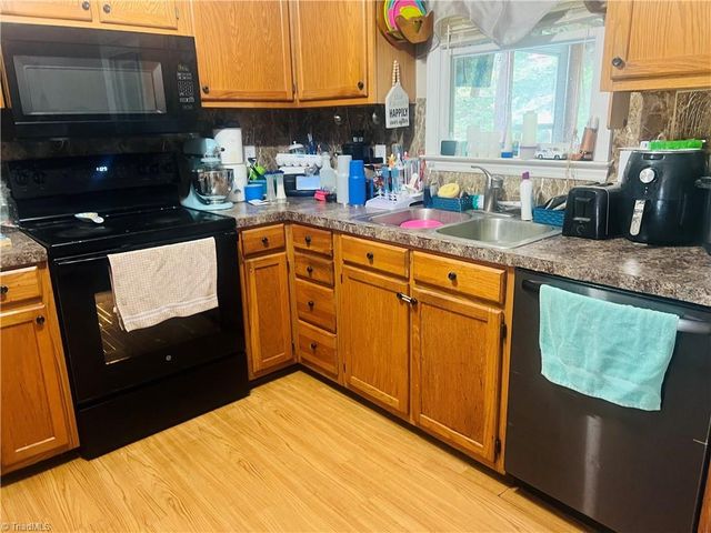 215 Oak Ridge Place, Mount Airy, NC 27030