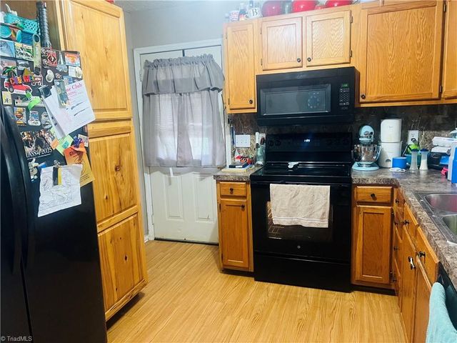 215 Oak Ridge Place, Mount Airy, NC 27030
