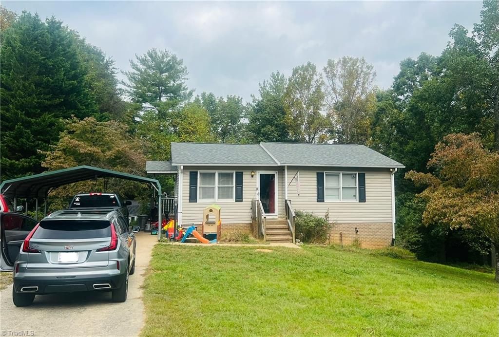 215 Oak Ridge Place, Mount Airy, NC 27030