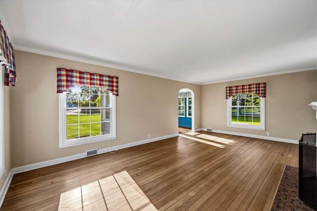 7230 W Freistadt ROAD, Mequon, WI 53092