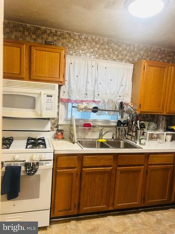 5621 MITCHELL RD, Levittown, PA 19057