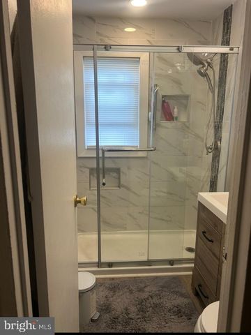 5621 MITCHELL RD, Levittown, PA 19057