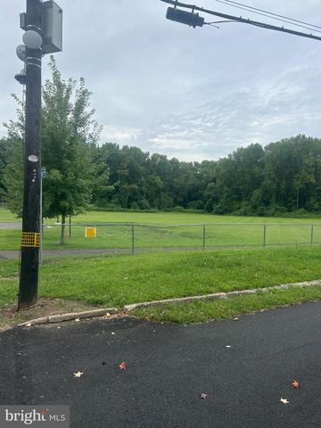 5621 MITCHELL RD, Levittown, PA 19057