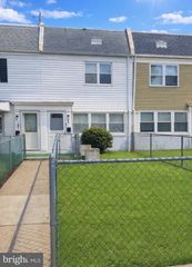5621 MITCHELL RD, Levittown, PA 19057