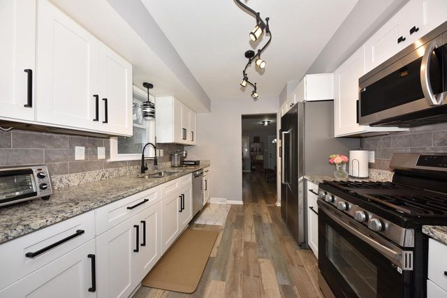 N28W24239 Watertown ROAD, Pewaukee, WI 53072