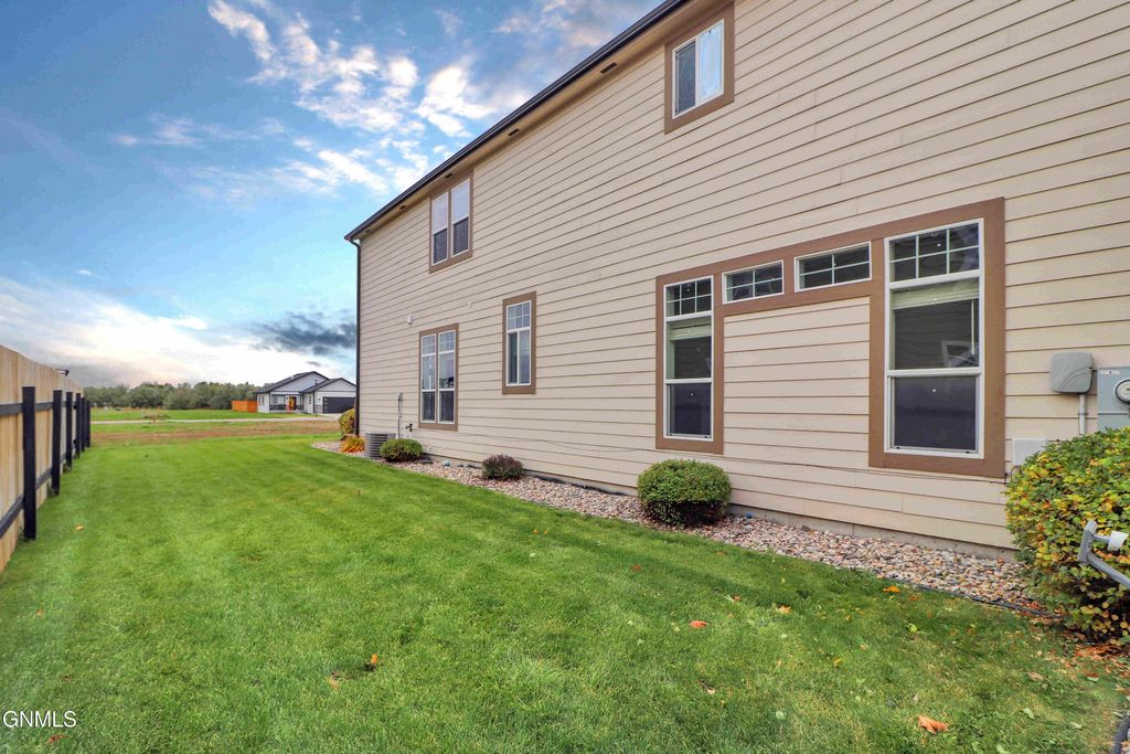 718 40th Street E, Williston, ND 58801 photo 5