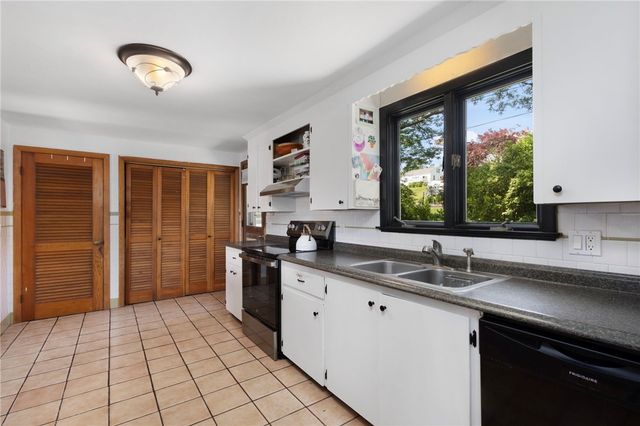 10 Johnnycake Lane, Portsmouth, RI 02871