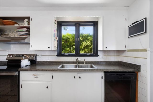 10 Johnnycake Lane, Portsmouth, RI 02871