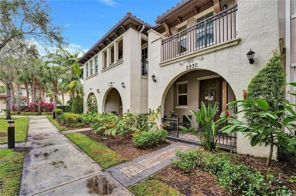 2930 Cascada Isles Way, Cooper City, FL 33024