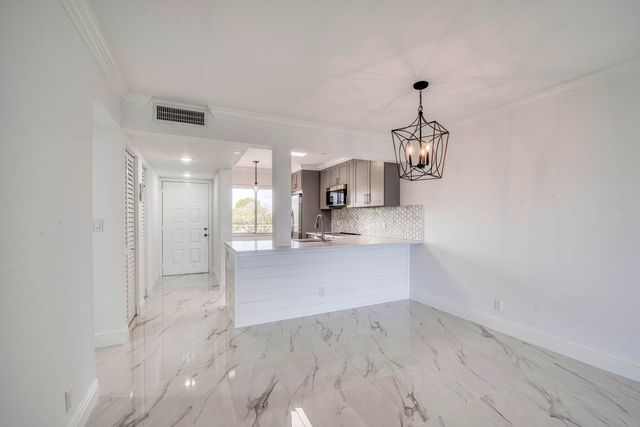 6795 Huntington Lane 406, Delray Beach, FL 33446