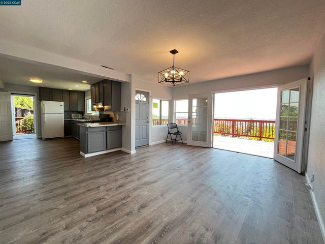 7618 Sunkist Dr, Oakland, CA 94605