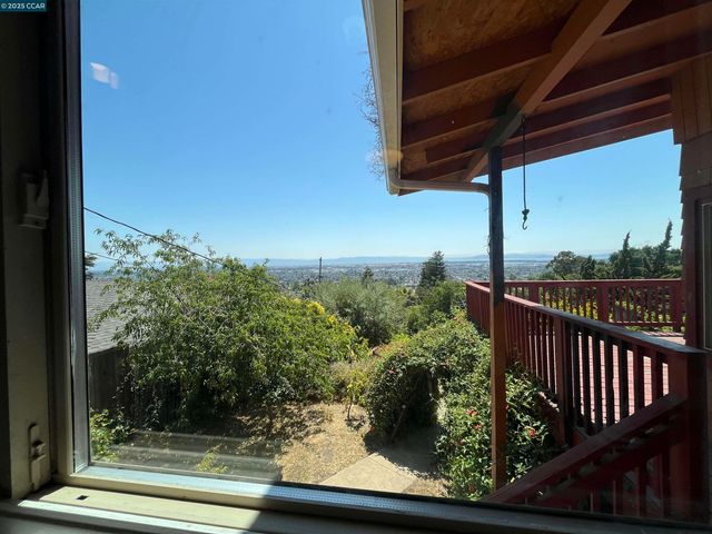 7618 Sunkist Dr, Oakland, CA 94605