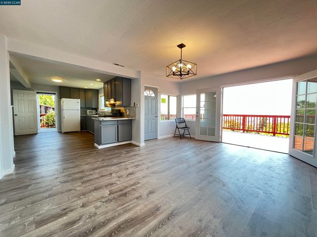 7618 Sunkist Dr, Oakland, CA 94605