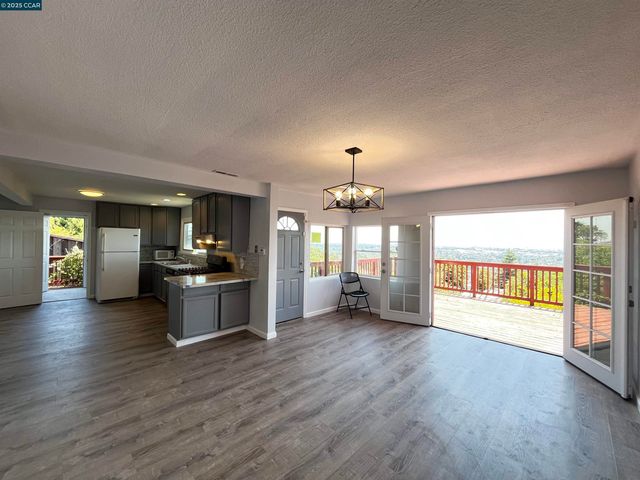 7618 Sunkist Dr, Oakland, CA 94605
