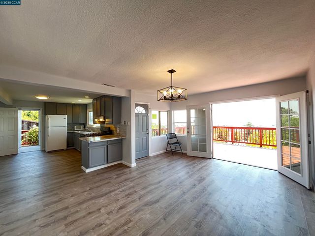 7618 Sunkist Dr, Oakland, CA 94605